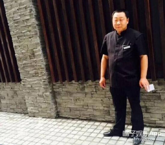 保安大叔范伟，这家伙像的妥妥的...