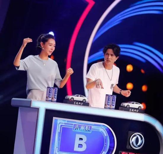 “游戏圈我是离不开了。”当被问到未来的职业规划，女流这样说。图为女流和薛之谦一起上节目的合照。