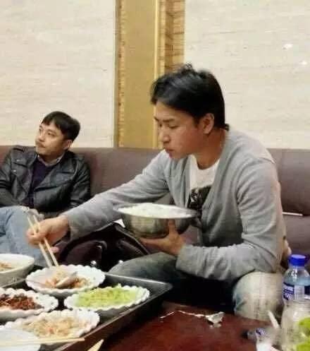 欧弟 大家都吃完了，汪涵都翘着二郎腿在休息，欧弟才开始吃，加油！