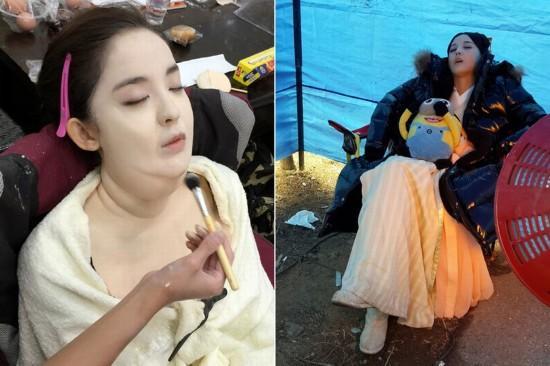 古丽扎娜张着嘴翘着腿，哈哈，抱着暖手宝睡觉还是美美的！