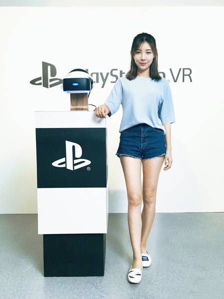 女流，本名石悦，2006年内蒙古地区理科高考状元。本科就读于清华大学建筑系，研究生则是在北京大学进修。女流有个外号――电竞柳岩。之所以被人这样叫，是因为她的身材总被粉丝调侃，她也经常自黑地称自己是“36D”。