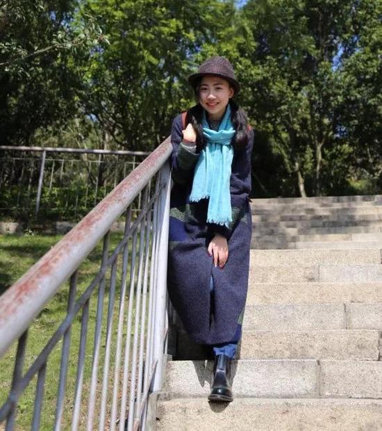 江炜镧，在大一时就发掘出了自己的演讲才能，大学期间，在保持学习成绩优异的同时，她还参加各类国家级演讲赛事。如“外研社杯”全国英语演讲大赛二等奖，新东方在线杯大学生英语口语大赛西南华中赛区一等奖及长江商学院10万元MBA奖学金等。