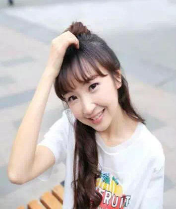 李颖琪，她从大一开始就是班长，在她的带领下，也在三年时间里获得了班级建设一等奖、四川师范大学先进班集体、优秀团支部等荣誉称号。目前，她以过硬的专业基础和优秀的表现成为成都市实外西区招录的十五位毕业生中仅有的两位本科生之一。