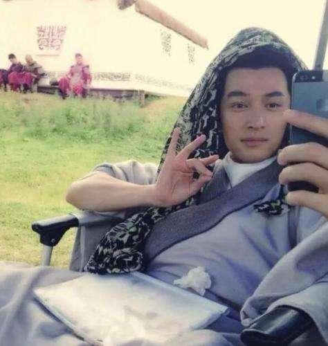 苹果机都穿越了，哈哈，好可爱的胡歌，你是男版观音菩萨吗？