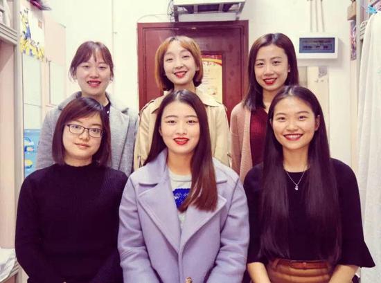 图为寝室六人合照