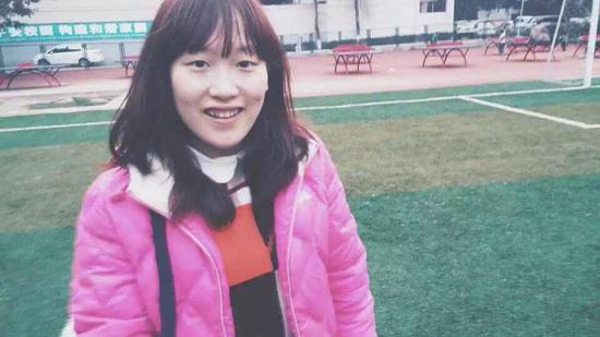 贺莹莹，她是一个标准的学霸。除了认真打好专业知识基础，她也选择学习自己喜欢的法语和日语。目前她已取得了学院保研资格，也成功被广东外语外贸大学录取。