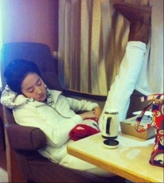 刘亦菲哈哈，好忙呀，睡觉了还要练腿。