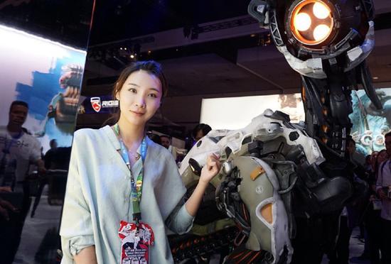 2010年5月8日，女流发布了自己首个游戏解说视频，并以随性、幽默的风格为观众所熟知。