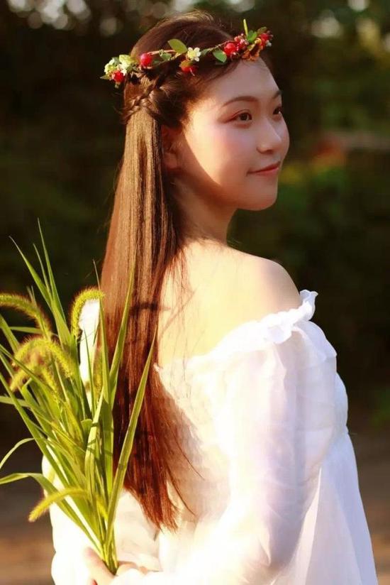 刘昀霞，大学期间，她以良好的成绩通过英语专业四级。她励志笃行，求知进取，不断提高师范技能。她多次参加英语演讲比赛，师范生试讲、课件制作、模拟求职比赛并获奖多次。