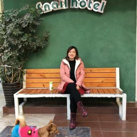 刘玲，三年来，她不仅努力学习本专业的英语知识，多次获得奖学金，而且还主动参加双语实验班学习日语。她还是阅读小达人，每周都会给自己列出一张阅读清单，对她来说，无论走到哪儿，都要带上一本书才会自在。