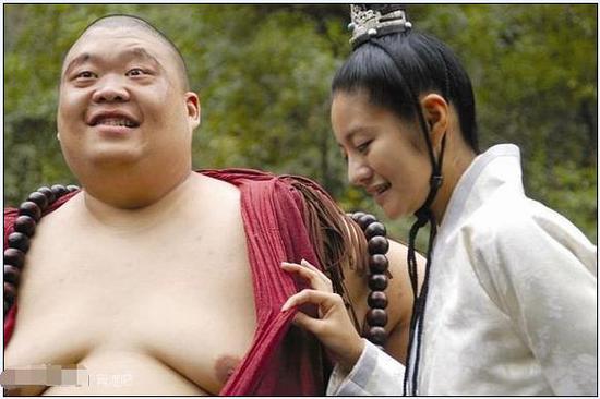 哈哈，好身材不怕被偷看，安以轩笑的好猥琐啊！