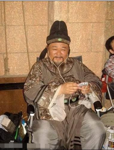 包青天好时髦啊，在听啥音乐呀？