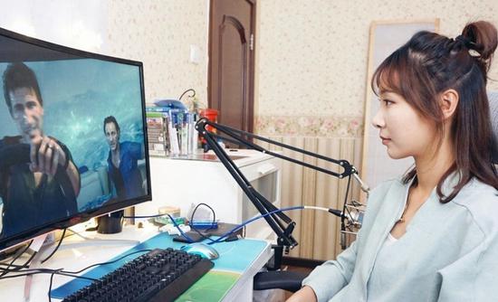 很多人都认为电竞圈大部分女主播都是依靠颜值来博取眼球，甚至还有部分网友说：“目前的女主播，能有正经的大专毕业就算高学历了。今天我们就找到这么一位电竞女主播，本科清华、硕士北大的学历，让不少人都惊呆了。这位姑娘叫女流。