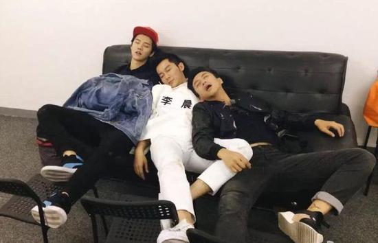 《奔跑吧兄弟》不仅考智力还考验腿力，节目结束后，精疲力尽，邓超抱着黑牛大腿不知不觉就睡着了。PS：就想说邓超你把人家黑牛挤歪了，小鹿连睡觉的姿势也那么帅呢！