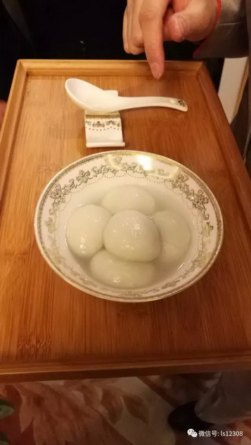 外交部工作人员特意为老人准备了汤圆。