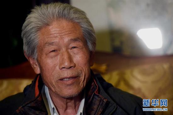 2月11日，在印度滞留50多年的中国老人王琪（中）抵达北京首都国际机场，顺利回国。