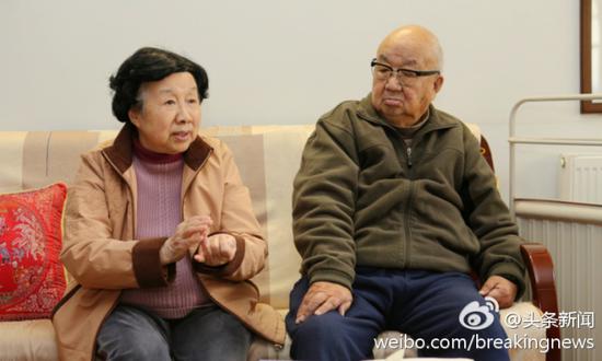 相濡以沫的一对老人