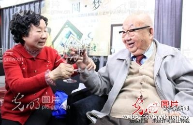 相濡以沫的一对老人