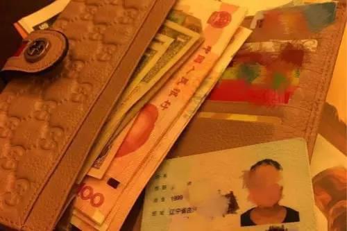 女子机场捡到LV包归还 