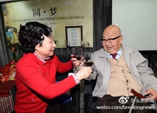 相濡以沫的一对老人