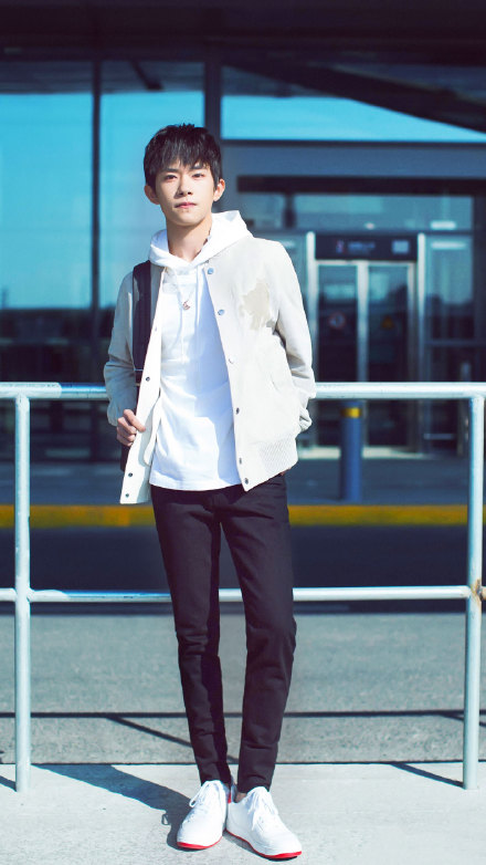 易烊千玺街拍照曝光