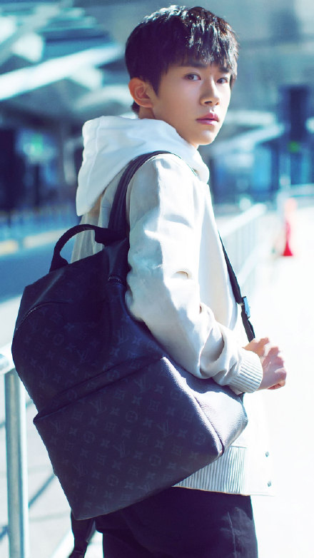 易烊千玺街拍照曝光