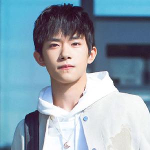 易烊千玺街拍照曝光