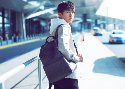 易烊千玺街拍照曝光