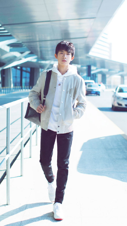 易烊千玺街拍照曝光