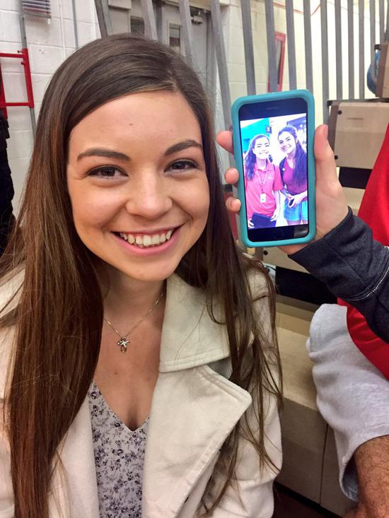 之后珊塔娜把这件轶事发在社交网站上，并配上了两人的合照，没想到竟然被转发2万次,网友们打趣道：“你的爸妈可能得作出解释了。”