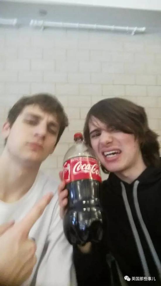 服用雌激素 他记录下自己从帅哥到萌妹的过程