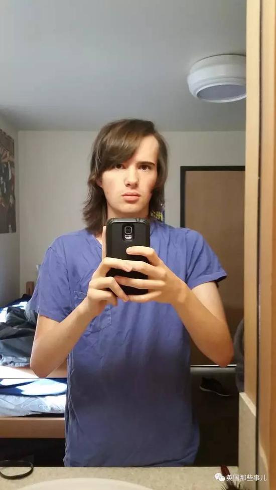 进行HRT的第一个月。当时小哥刚上大学，表示第一个月非常难熬，他每天一起床都会奔到镜子前，看看自己有没有什么变化，但是一个月的时候还没有看出任何效果。