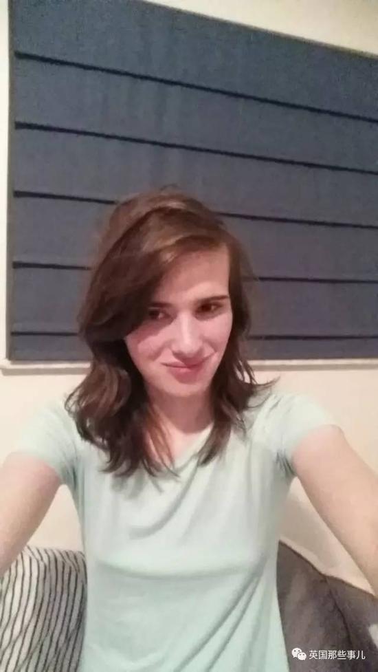 同为11个月的时候，这会儿的小哥相当激动，表示进行HRT这么久了，这是他人生中最满意的一张自拍。