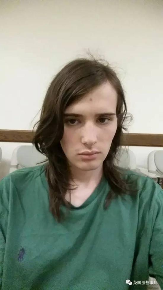 这时小哥已经慢慢开始有了喜悦，并且因为身体的改变，穿上了大一点的体恤。