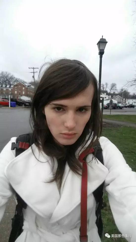 开始尝试更女性的穿着打扮～～