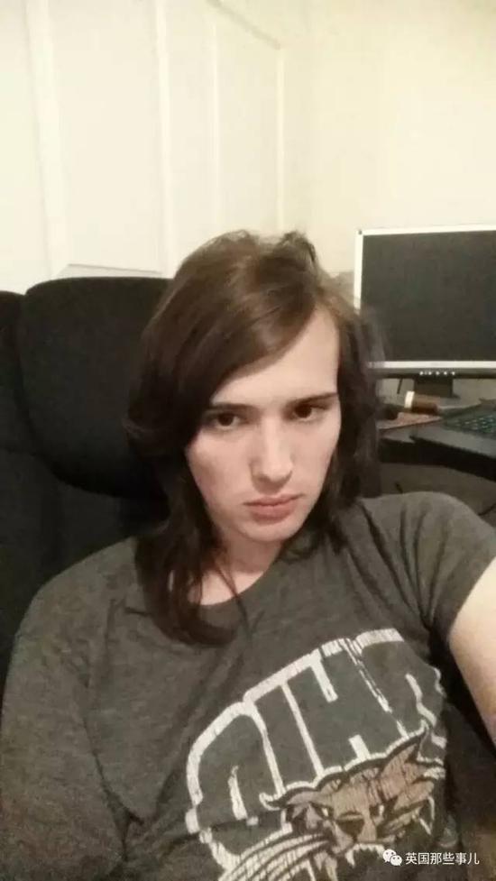 进行HRT的第13个月。小哥表示这种治疗很神奇，因为他感觉进行到第十三个月的自己，反而不如上个月好看了，觉得自己仍然像个看起来很暴躁的大兄弟。