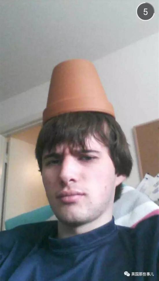 服用雌激素 他记录下自己从帅哥到萌妹的过程