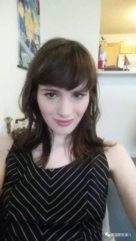 第十六个月。坚持了一年多，已经有不少陌生人觉得她就是个妹纸啦。于是开始自信的化妆撸发型，越来越美～