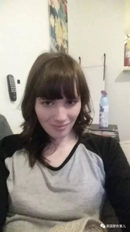 并且搭配起了各种发型。