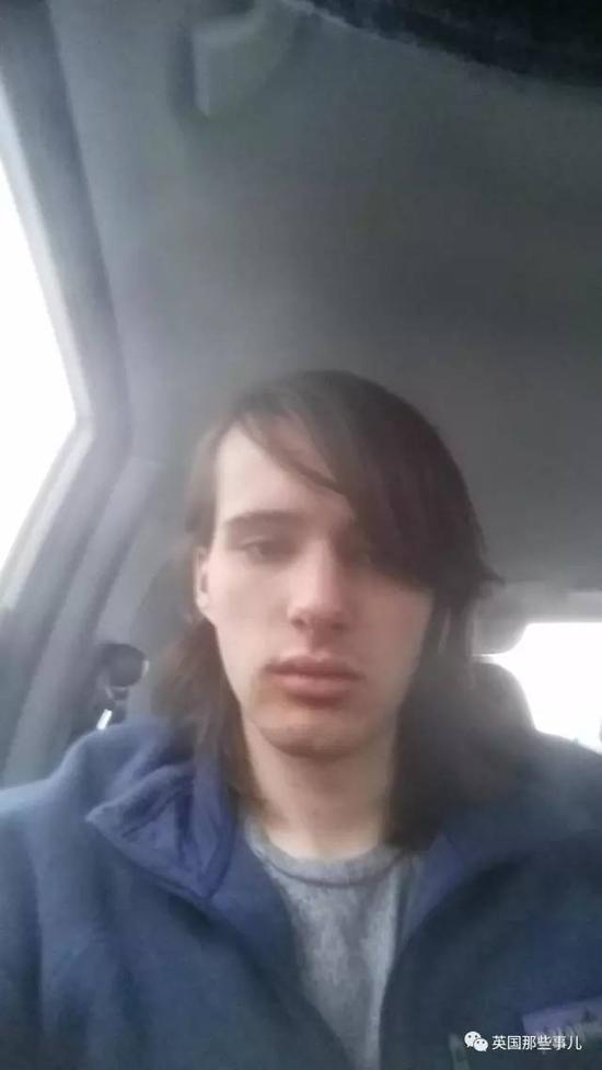 进行HRT的第三个月。小哥依然很沮丧，表示很心急哇。但是当时已经隐约能够感受到一丢丢女性的轮廓了，这让小哥很满意，感觉有了能够成为自己喜欢的样子的希望。