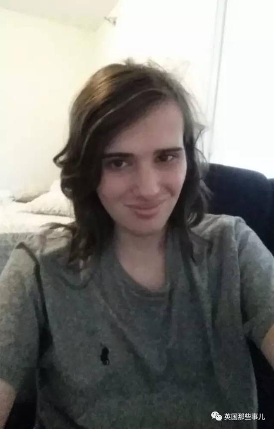 进行HRT的第12个月，这时候小哥已经念大二啦。