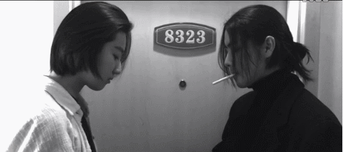 开朗是北影的学生，所以他没事就会拉着女票拍个短剧什么的，画风也大多是这种酷炫狂拽的黑白款。