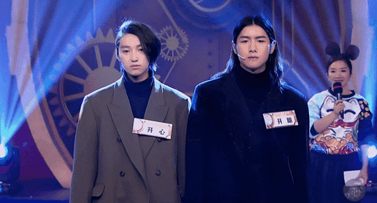 是的你没看错，这两个长发打扮、走路带风的人确实是货真价实的“男女朋友”，至于谁是男、谁是女，你们可以试着判断下。