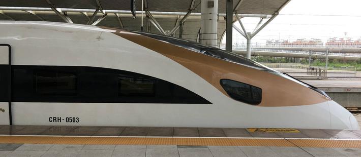 中国标准动车组首次上线运营