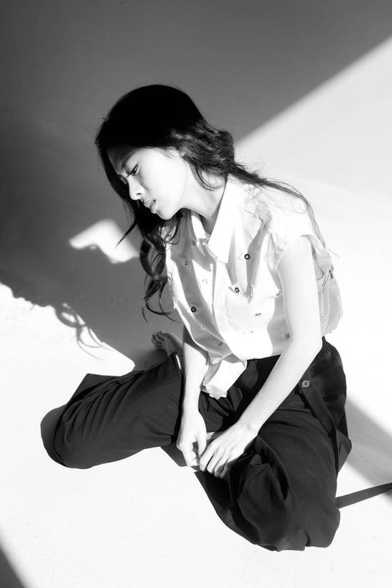 张碧晨改编版《It’s Love》上线 宣传照率性大气