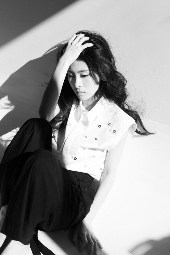 张碧晨改编版《It’s Love》上线 宣传照率性大气