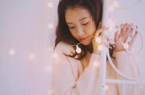 陈赫晒女儿爬床照 鼓励：奔跑吧小粗腿