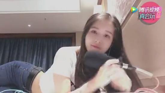 妹子正在直播唱歌