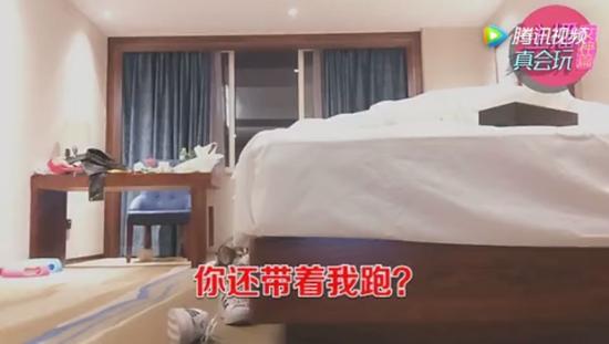 妹子怒喊：你还带着我跑？