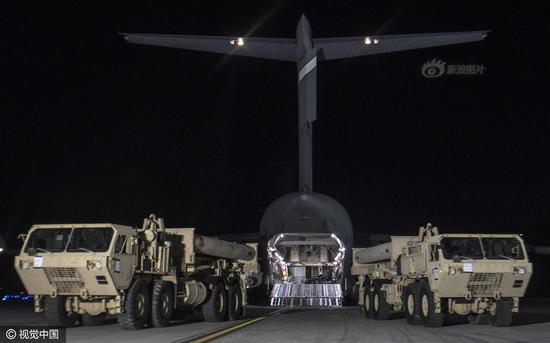 当地时间2017年3月6日晚，“萨德”反导系统首批零部件抵达韩国。韩国政府证实，2台“萨德”发射架抵韩。